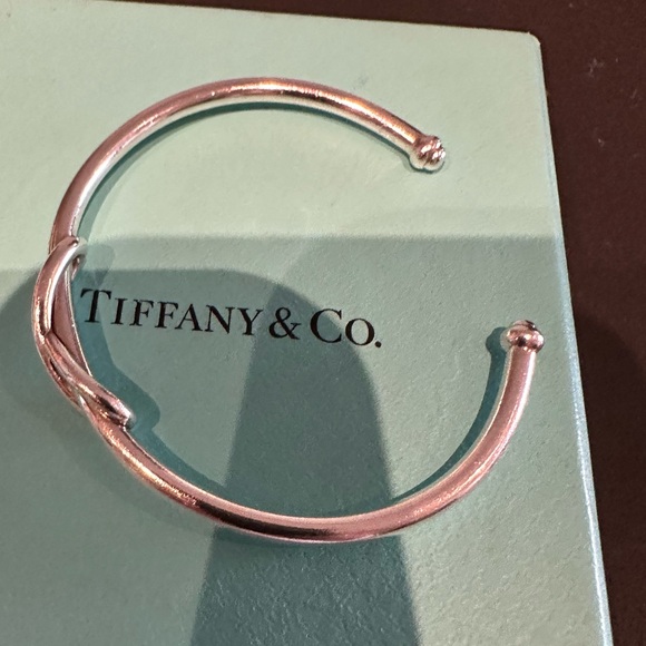 Tiffany Infinity Knot cuff - Picture 3 of 8